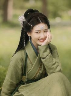 演员毛晓彤古装造型户外随拍 网友：好漂亮，有甜又飒