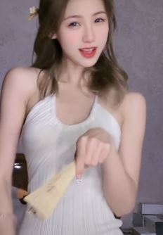 迷人小姐姐「奶瓶不甜」手拿折扇跳小清朗尼莫愁舞蹈! 网友:越看越有感觉