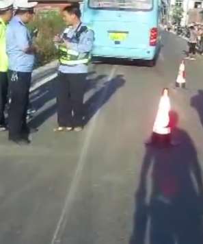 客车司机开车分心撞上电动车，电动车驾驶人被卷车底！