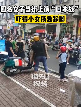 合肥4女子街头上演"口水战" 动口不动手