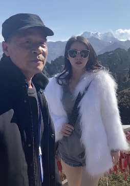 美女景区录视频被大爷抢镜