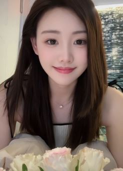气质小姐姐「梨想」化精致妆容分享日常随拍  网友:有你便是晴天