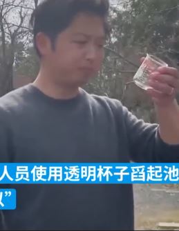 武汉园博园被吐槽水质差  工作人员舀池水喝回应质疑