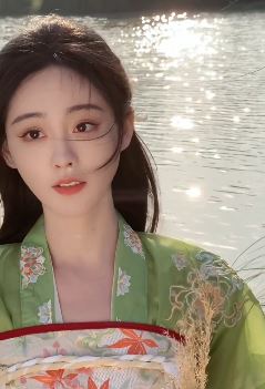 演员祝绪丹穿汉服湖边游玩,网友:仙女般的美!