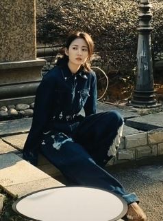 演员陈钰琪潮流穿搭分享户外随拍 这身造型简直美到心坎里