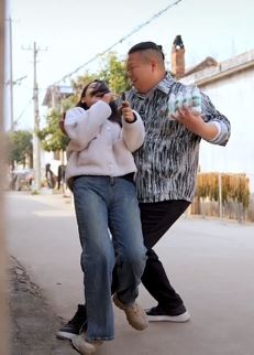 胡成功搞笑段子:一不小心中美人计,被人卖了还帮人数钱!