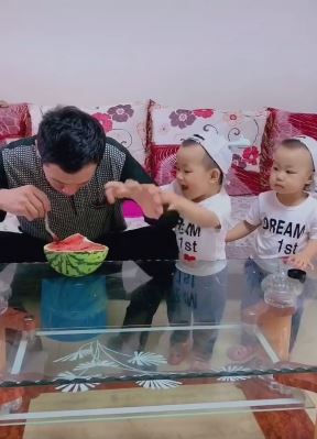 搞笑萌娃从大人手里抢西瓜吃,简直太聪明了!