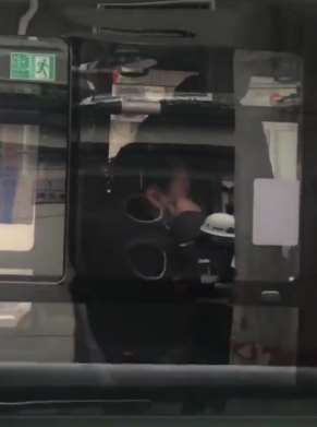 郑州一女子乘公交不扫健康码 故意摘下口罩吓跑一车乘客