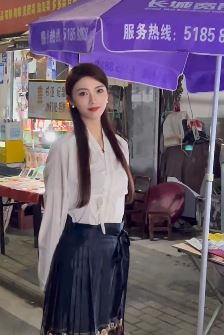 美女车模「兰灵王」穿马面裙分享街头随拍 配文：英雄难过美人关