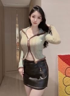 纯欲小姐姐「稚昂张」皮裙穿搭分享居家随拍 网友:可御可甜