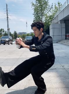 演员李治廷发快手表演叶问蹲  网友：就这个最标准！
