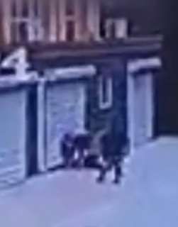 山东一男孩脖子被车库卷帘门卡住 邻居飞速赶来救险