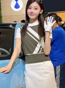 车模张芮尔分享成都国际车展随拍 网友：靓丽迷人气质佳