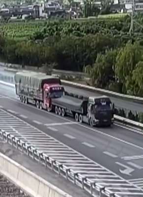 大货车因频繁刹车致车辆失控，撞到另一辆货车后连体跑6公里!