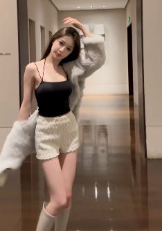 漂亮小姐姐「Chill巧儿」秀秋冬时尚穿搭,你觉得她的衣品如何呢?