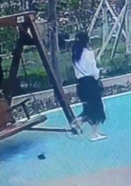 河南一小女孩公园游玩捡到手机 家长拦下后带孩子离开
