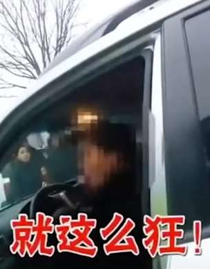 张家口一女司机违停被查，态度嚣张拒不配合执法！