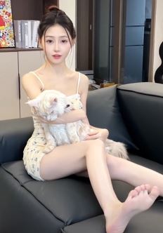 漂亮小姐姐「冉潇潇」穿性感吊带裙分享居家日常 网友:极品美女