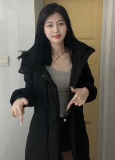 气质美女「爱酱小极」穿羽绒服居家浅跳 网友:衣品好气质佳
