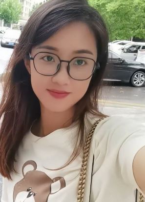 三妮阿姨带双眼镜户外自拍,一双眼镜压怎能压得住三妮气质!网友:有点邻家女孩的感觉!