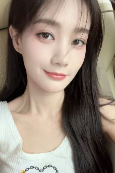 演员李一桐分享车内随拍,神情看似有些疲惫的样子