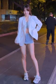 杭州小姐姐「六一」分享夜晚街头随拍 网友:小仙女太美了