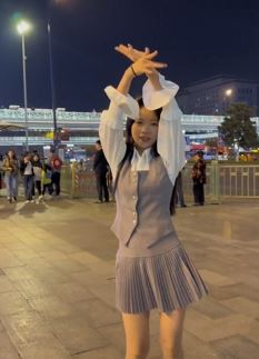 西安小姐姐「刘二攀」网红打卡地跳科目三舞蹈