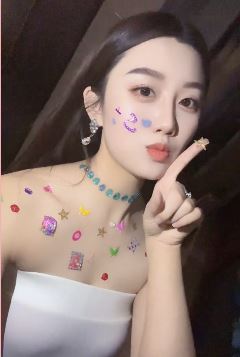 东北小姐姐「杨爽呀」玩浪漫用贴纸贴满上身 网友:看见你我觉得世界充满爱!