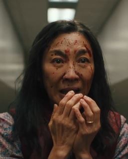 电影《瞬息全宇宙》解读：不是爱拯救了一切 而是爱定义了我们的存在