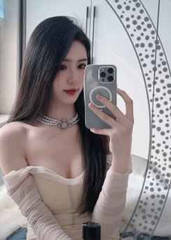 迷人小姐姐「QiQi」性感穿搭对镜自拍,这造型御姐范儿十足!
