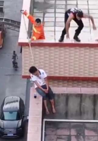 警方与消防联手擒拿持刀伤人男子
