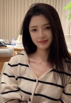 好看小姐姐「张点点」休闲穿搭分享居家随拍 网友:人比花美