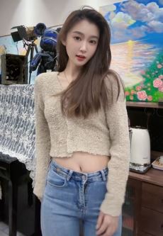 网红小姐姐「小花花哩轰」露腰穿搭居家浅跳 网友：绝色佳人