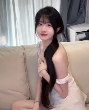 甜美小姐姐「鹿鹿很矮」分享日常居家随拍,主打一个纯欲!