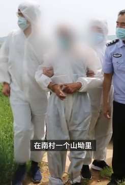福建一女子持小刀坐4楼窗边欲轻生 消防员趁其不备将其救下
