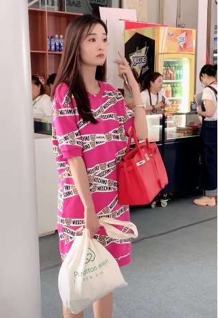 网红车模美女，有些可爱有些甜美