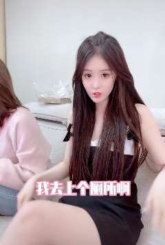 小伙恶搞美女，在侧所蹲便盖下放摔炮，美女被气炸！