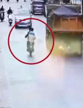 狭窄马路中间2摩托车相撞致2男子被大货车碾压