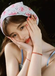 鞠婧祎泰国蓝粉头巾造型上热搜 网友：好卡哇伊