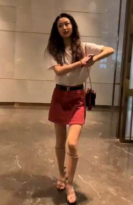 车模黄会赢卷发造型，换发型后是不是更漂亮了呢？