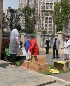 武汉一女子因抢爱心菜起冲突殴打志愿者