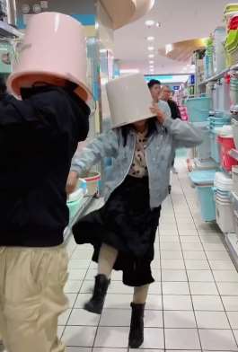 女子踢完人后倒地装无辜