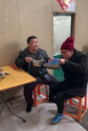 龙哥搞笑:我吃饭你倒鞋,臭的这还能吃下去吗?