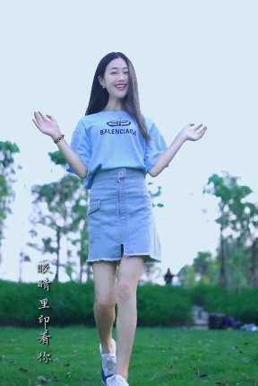 小姐姐边走边唱歌曲《百花香》唱出美好新生活！