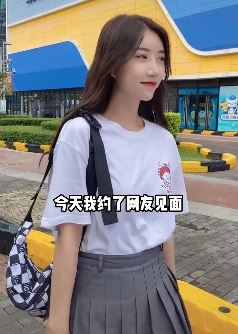 搞笑：美女吃个地瓜引起无数尴尬 与网友约会也泡汤