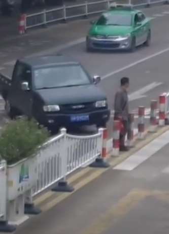 搞笑:多亏我屁股扭的快,不然就差那一点点!