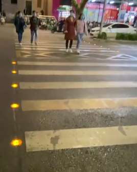 郑州首条发光斑马线上岗 市民：像走星光大道！
