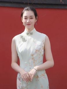 演员刘楚玄穿旗袍分享户外随拍，给人一种温婉淑女的感觉