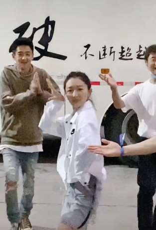 周冬雨跳广场舞有模有样