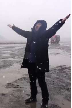 青海8月罕见降雪 市民穿棉袄享雪景